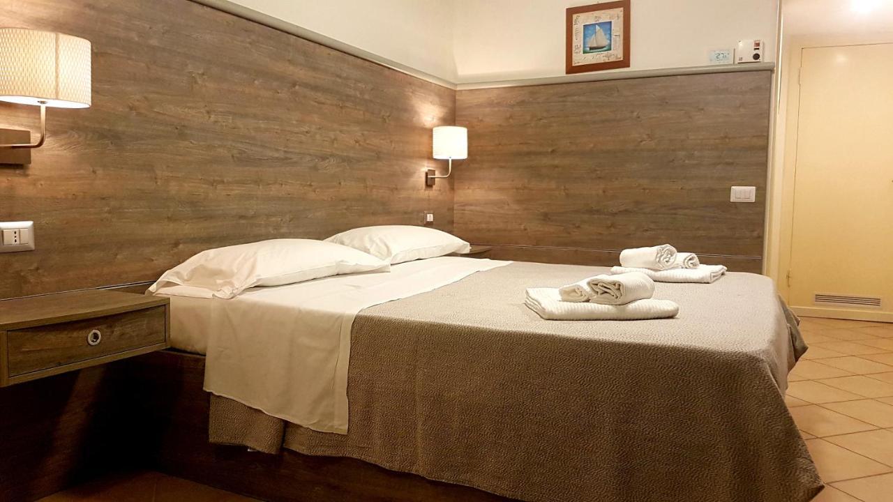 Hotel La Baia Ponza Bagian luar foto