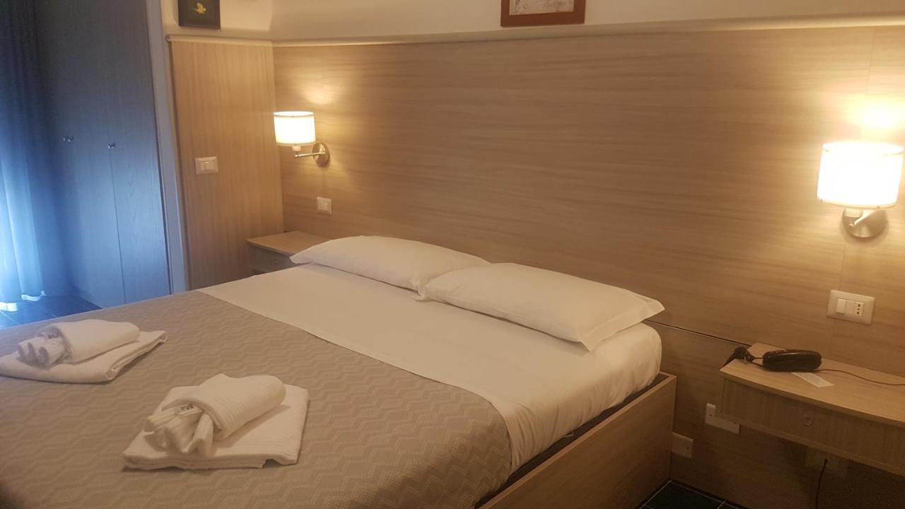 Hotel La Baia Ponza Bagian luar foto