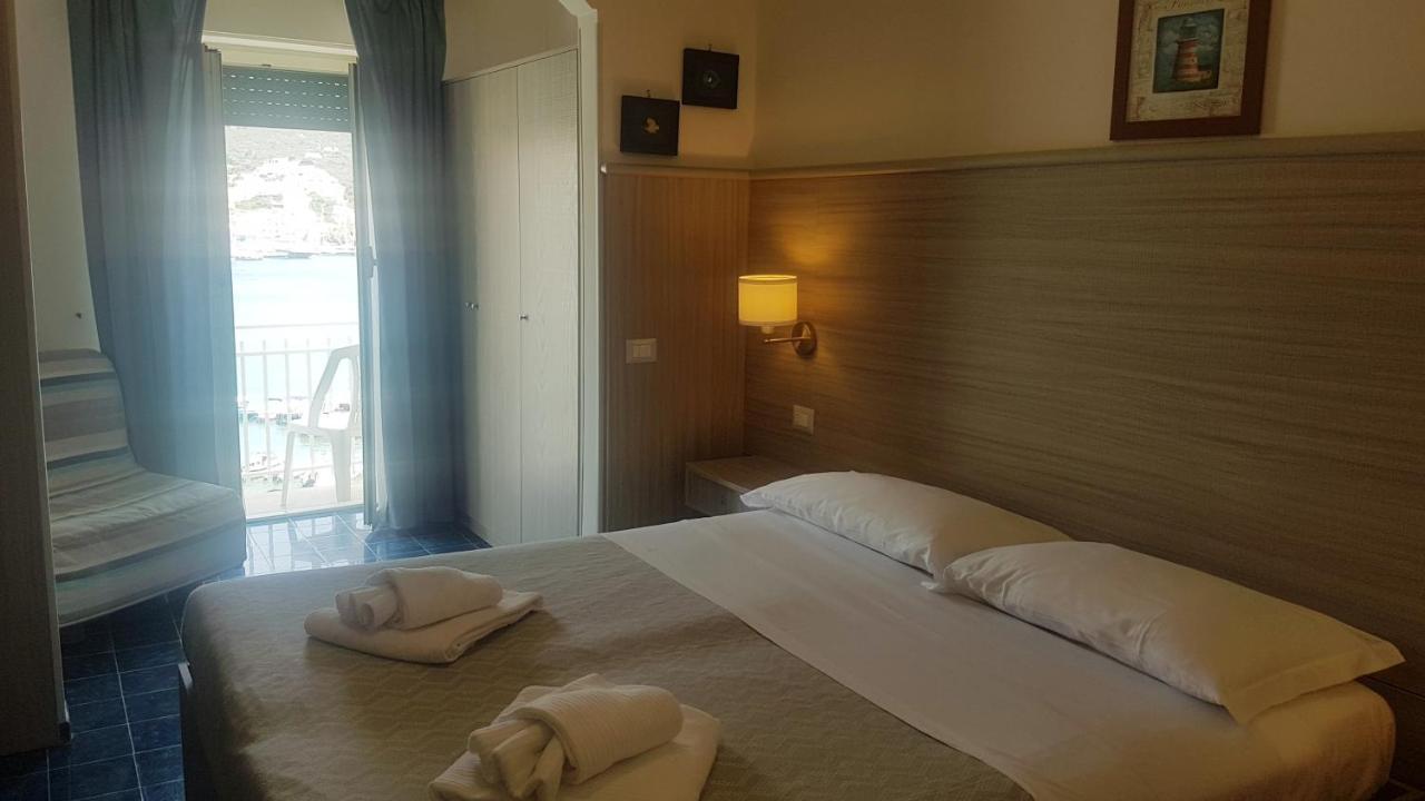 Hotel La Baia Ponza Bagian luar foto