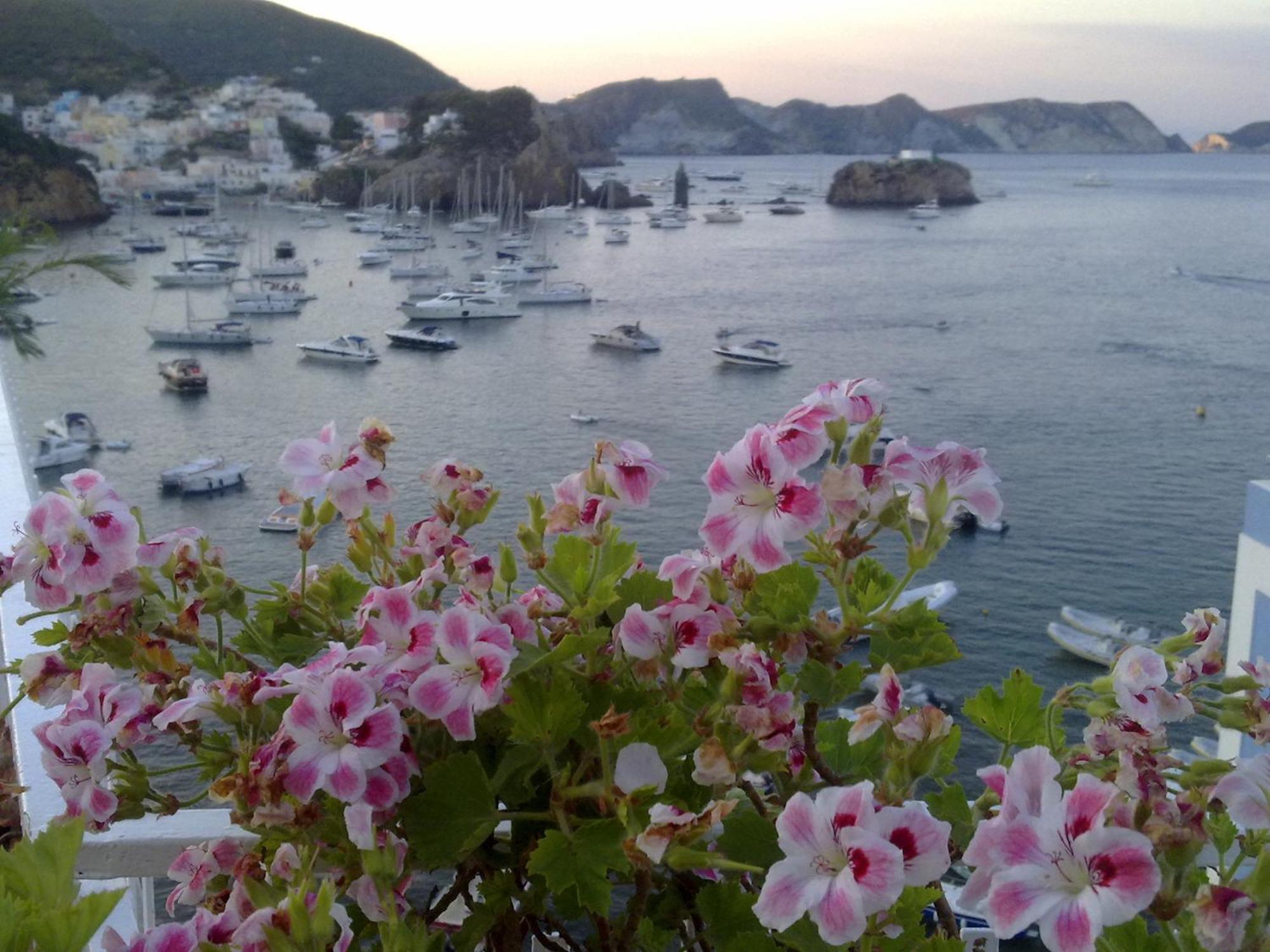 Hotel La Baia Ponza Bagian luar foto