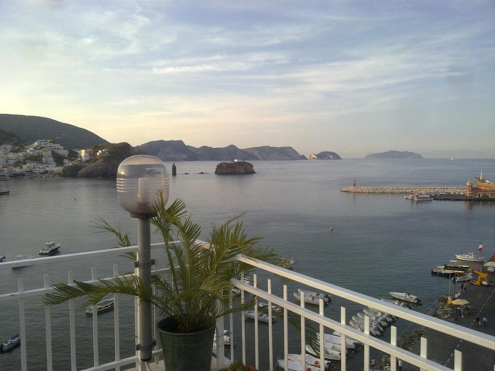Hotel La Baia Ponza Bagian luar foto
