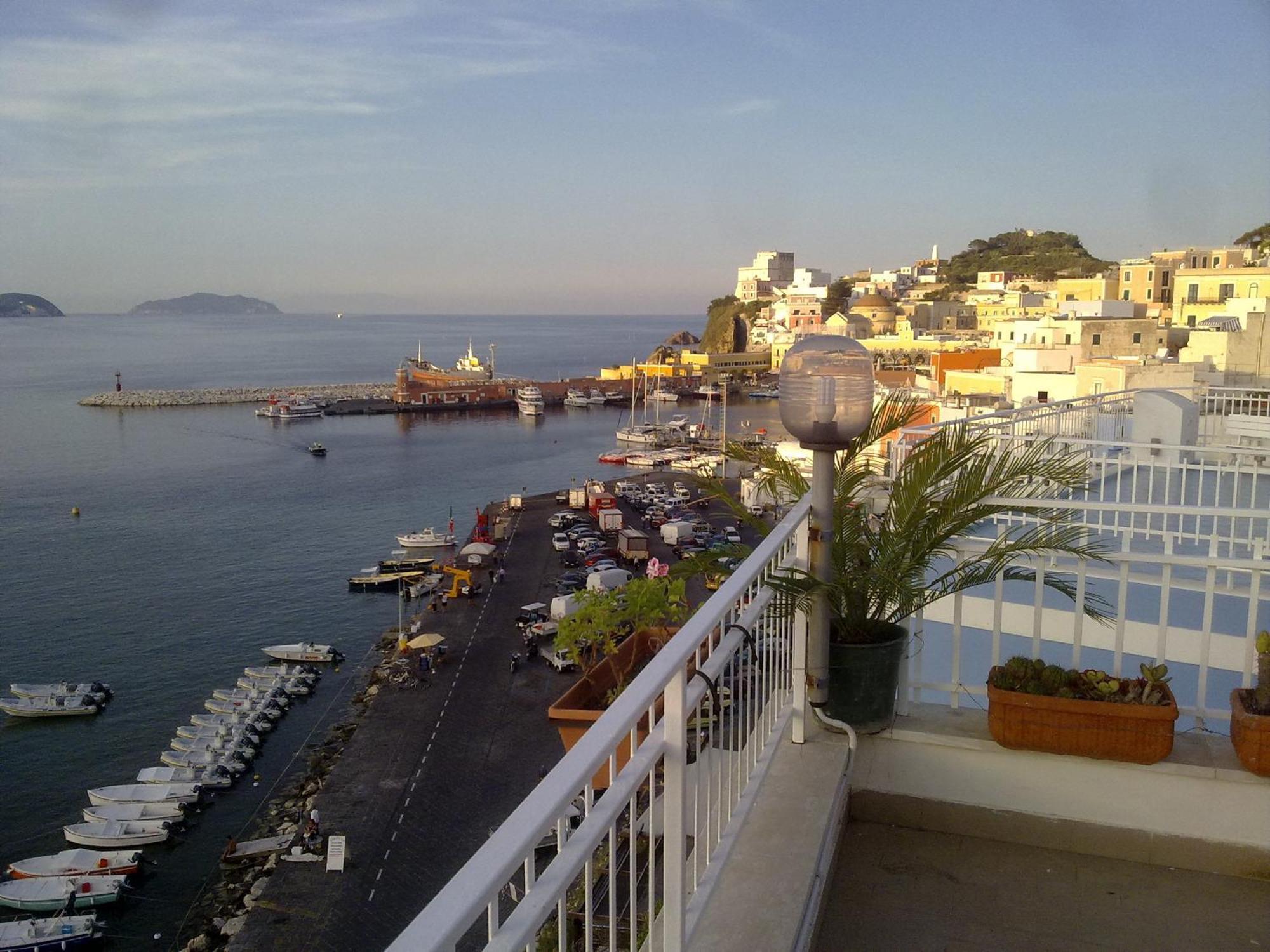 Hotel La Baia Ponza Bagian luar foto